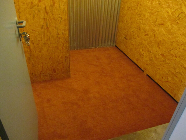 Helle, gemütliche sowie praktische Singlewohnung (Paar) ebenerdig. Abstellraum angrenzend sowie PKW-Abstellplatz vor der Wohnung. 