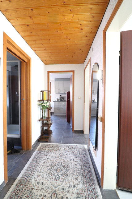 Behagliche 2,5 Zimmer Wohnung mit eigenem Gartenanteil und 2 Parkplätzen