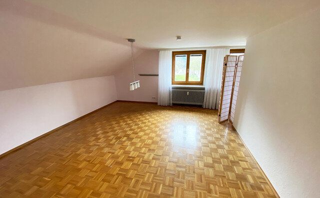 Dachgeschoßwohnung mit 3 Zimmern, Parkplatz, Keller und Fahrradabstellraum