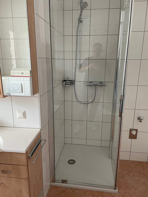 geräumige, helle   4 Zimmer Wohnung   mit separater Küche, Balkon, großes Bad
