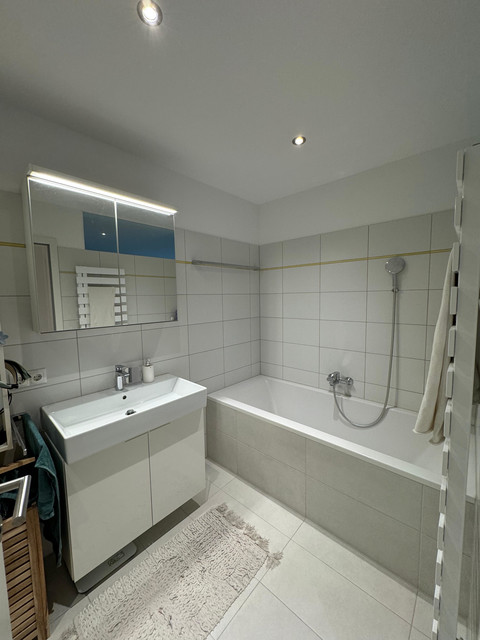 Provisionsfrei, schicke, zentrumsnahe 3 Zimmer Wohnung mit Balkon, im Grünen