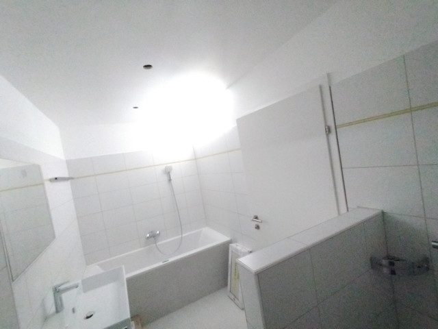 Provisionsfrei, schicke, zentrumsnahe 3 Zimmer Wohnung mit Balkon, im Grünen
