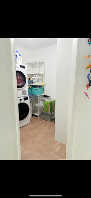 Renoviertes Dachgeschoss Wohnung mit Natursteinwände und Retrostilem Laminatboden, große Panoramaterasse mit atemberaubendem Bergaussicht. 