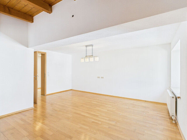 4,5 Zimmer Wohnung |  Balkon | Abstellplatz