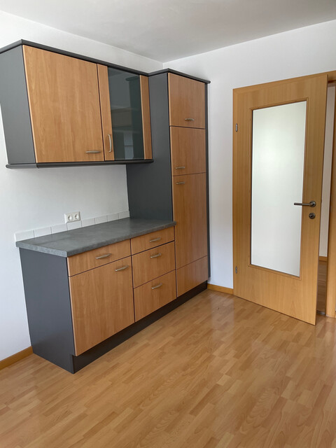 geräumige, helle   4 Zimmer Wohnung   mit separater Küche, Balkon, großes Bad