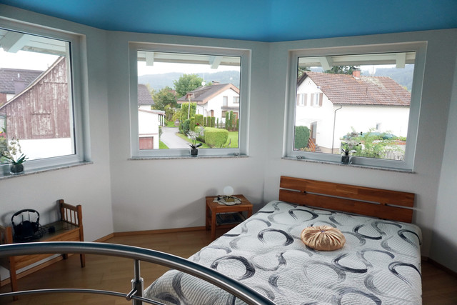 Moderner Bungalow mit Turmzimmer und Poolanlage