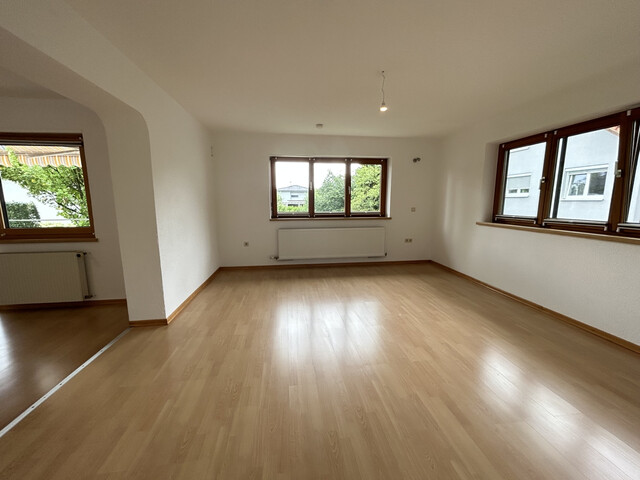 (5) Zimmer-Wohnung  |  Meiningen  |  teilweise renoviert  |  Balkon  |  Garagenplatz