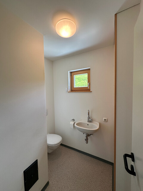 Helle Geschäftsräumlichkeit im 1. OG in zentraler Lage zu vermieten