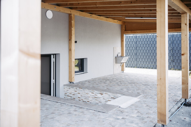 Bungalow mit Garagengebäude 