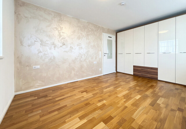 Erstklassiges Wohnerlebnis mit Garten, Stil und zwei Tiefgaragenplätzen