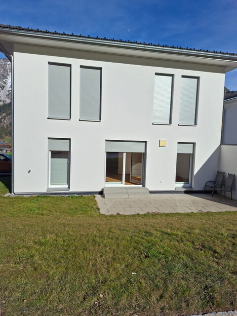 Geräumiges Haus mit Garage, Parkplatz und 27 m² großer Terrasse in Top-Lage!