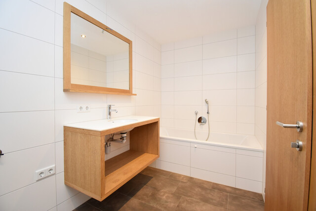 Neuwertige 4-Zimmer Wohnung in zentraler Lage