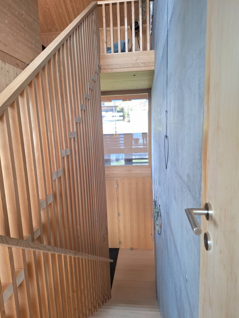 Freistehendes Holzhaus mit Aussicht über den Bregenzerwald