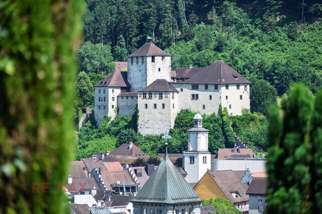 Große Villa thronend über Feldkirch mit Baulandreserve