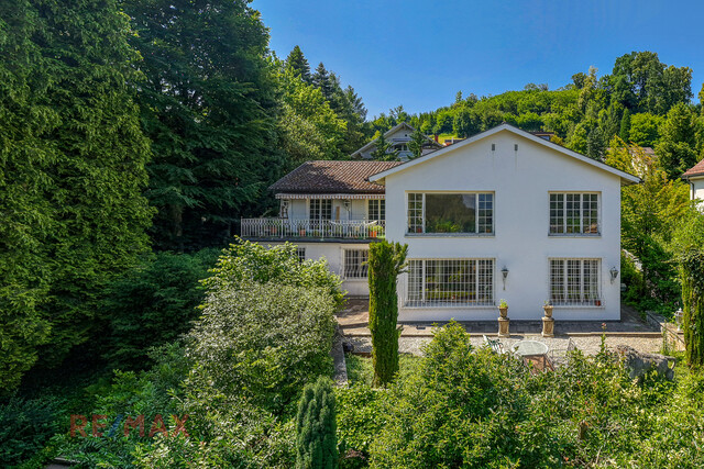 Große Villa thronend über Feldkirch mit Baulandreserve