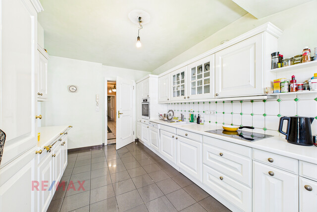 Große Villa thronend über Feldkirch mit Baulandreserve