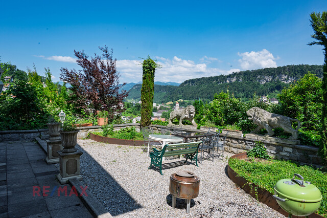 Große Villa thronend über Feldkirch mit Baulandreserve