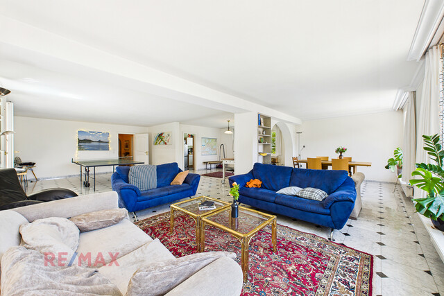 Große Villa thronend über Feldkirch mit Baulandreserve