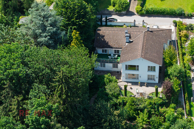 Große Villa thronend über Feldkirch mit Baulandreserve