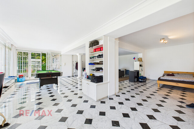 Große Villa thronend über Feldkirch mit Baulandreserve