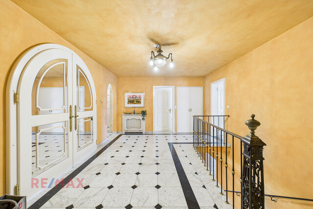 Große Villa thronend über Feldkirch mit Baulandreserve