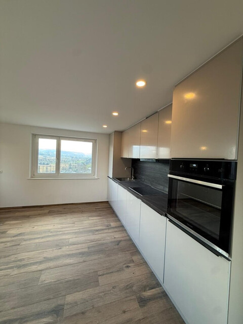 Neu sanierte 2,5 Zimmerwohnung mit Walgaublick im Zweiparteienhaus