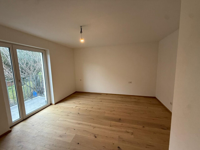 Neu sanierte 2,5 Zimmerwohnung mit Walgaublick im Zweiparteienhaus