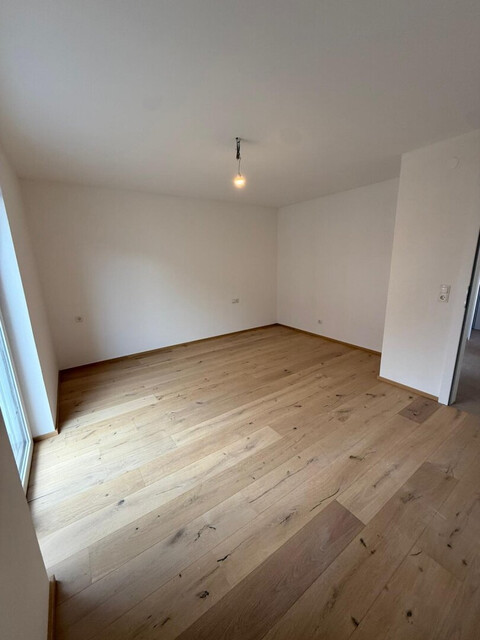 Neu sanierte 2,5 Zimmerwohnung mit Walgaublick im Zweiparteienhaus