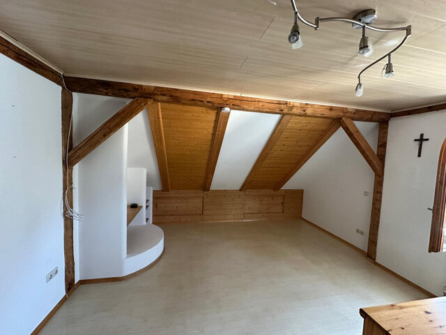 Interessante Dachgeschosswohnung mit Gartennutzung