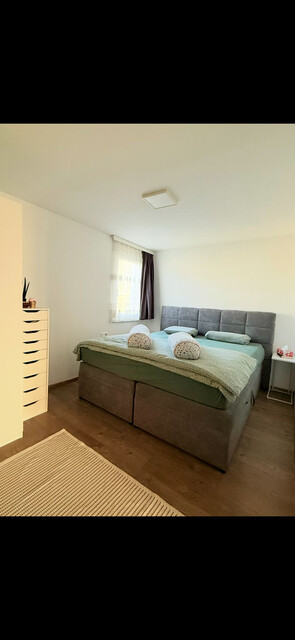 Renoviertes Dachgeschoss Wohnung mit Natursteinwände und Retrostilem Laminatboden, große Panoramaterasse mit atemberaubendem Bergaussicht. 