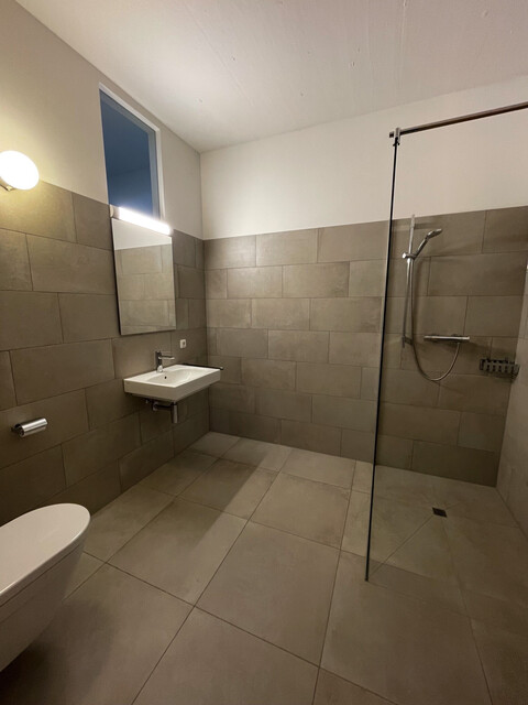 2-Zimmer Wohnung mit hohen Räumen und Loggia zu Vermieten