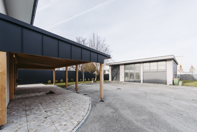 Großes Bauland (BM) mit modernisiertem Bungalow + Wirtschaftsgebäude