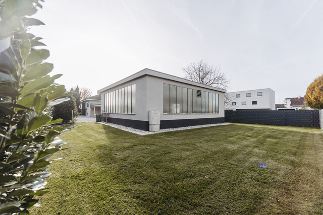 Großes Bauland (BM) mit modernisiertem Bungalow + Wirtschaftsgebäude