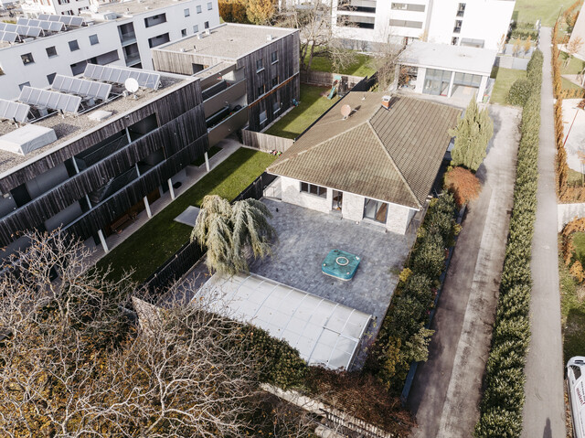 Großes Bauland (BM) mit modernisiertem Bungalow + Wirtschaftsgebäude