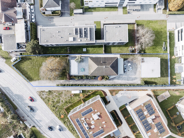 Großes Bauland (BM) mit modernisiertem Bungalow + Wirtschaftsgebäude