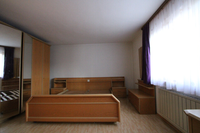 Kaufobjekt: Wohnhaus mit 2 Wohnungen, Keller, Dachboden u Doppelgarage, 