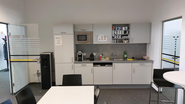 Bürogebäude neben Logistikzentrum