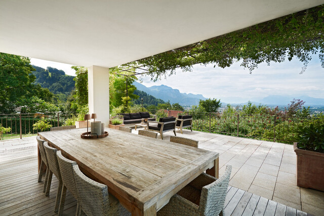 Exklusive Villa im Landhausstil mit spektakulärem Panorama- und Seeblick 