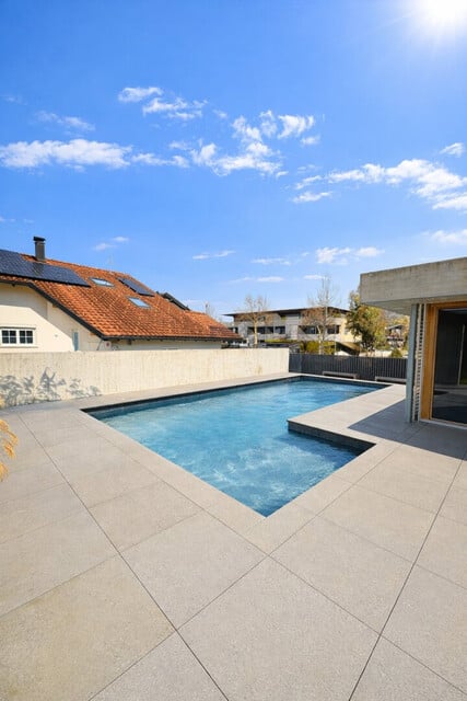 Provisionsfrei: 🏡🌟 Exklusive 2-stöckige Gartenwohnung – EG & UG mit privatem Lift, Pool, Garten & Terrassen