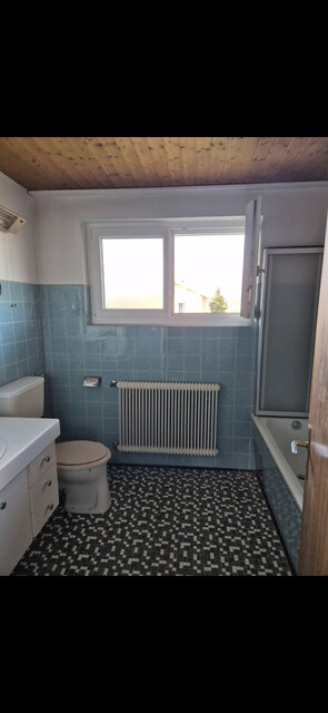 Geräumiges Haus mit Garage, Balkon, Terrasse, Garten, Abstellraum, Keller und Dachboden