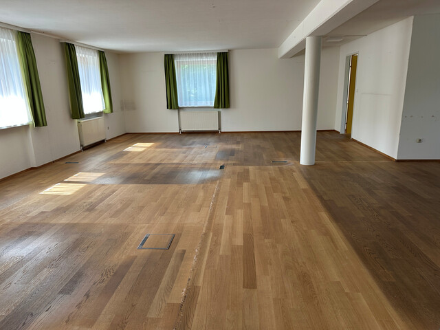 Große Geschäftsräumlichkeit in gepflegtem Zustand 