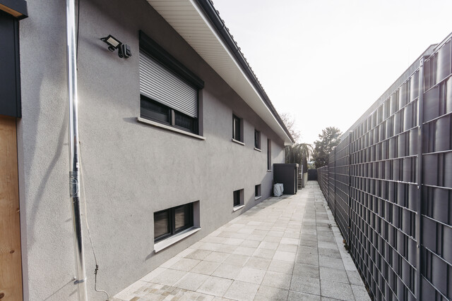 Bungalow mit Garagengebäude 