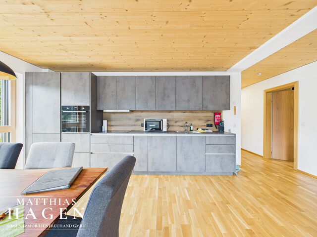 Exklusive 3-Zimmer-Residenz mit Terrasse – vollmöbliert zum Einziehen bereit!