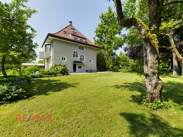 Ästhetische Villa am Stadtrand mit Park