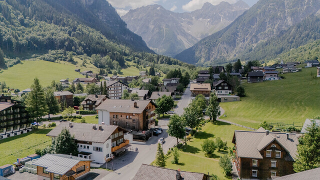 Alpines Design-Juwel im Brandnertal: Etabliertes 4-Sterne-Garni-Hotel in absoluter Spitzenlage zu verkaufen - Mitarbeiterhaus und Verkaufslokal inklusive!