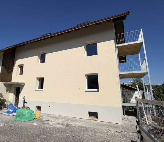 Neue Dachwohnung mit Charme in Dreiparteienhaus in Nofels