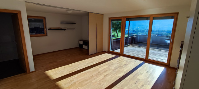 Exklusive, helle Wohnung mit großem Balkon