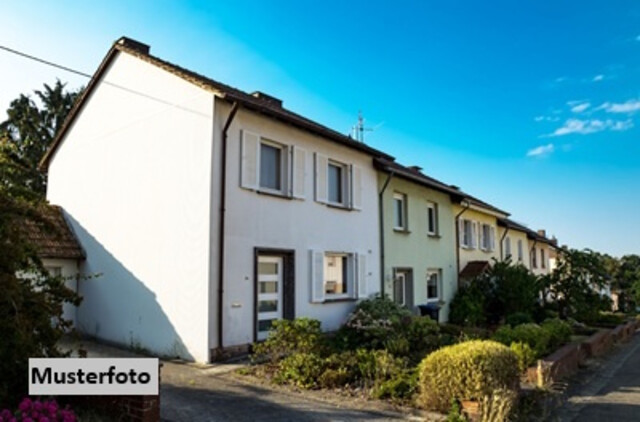 Renovierungs-/Sanierungsprojekt: Stark vernachlässigtes EFH-Reihenhausanteil wartet auf neues Leben