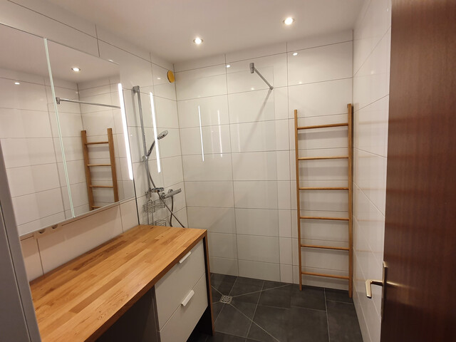 Ruhige 2-Zimmer-DG-Wohnung mit Traumblick, moderner Einbauküche & Tiefgarage