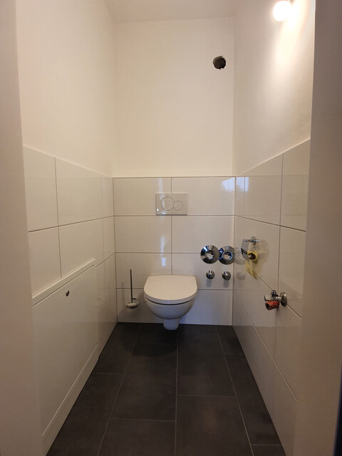 Ruhige 2-Zimmer-DG-Wohnung mit Traumblick, moderner Einbauküche & Tiefgarage